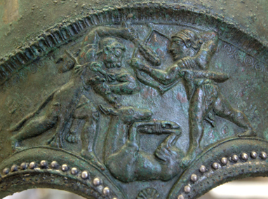 Disputa de Apolo y Heracles por la cierva de Cerinia. Relieve en un casco corintio del siglo V a.C.