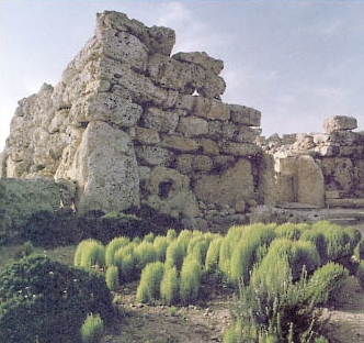 carnac.jpg - Cerca del 3300 a.C. Miles de piedras de granito se encuentran apiladas en Carnac, Bretaña. En la antigua creencia era esto asociado con "fecundidad", pro la verdadera razón de este amontonamiento de piedras no esta claro.