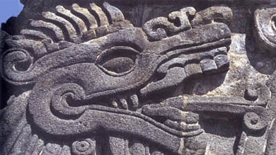 quetzalcoatl.jpg - Quetzalcoatl era ya venerado antes del tiempo de los aztecas. Esta imagen del dios, del templo de la "culebra emplumada" en Xochicalco que data antes del 900 d.C.