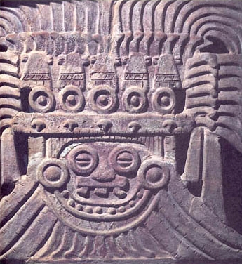 tlaloc.jpg - Esta imagen del dios Tlaloc es una parte de una almena del templo de Tlaloc en Teotihuacán. La mayoría de las imagenes del dios tienen algo en común, y eso es: Los "ojos de anteojos", dientes de animales y el adorno en la cabeza qque simboliza las montañas donde él escondía el agua.