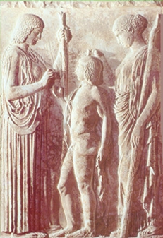 demeter_y_persefone.jpg - Relieve en marmol, cerca 490 a.C.  Démeter, la diosa de la Tierra y su hija Perséfone bendicen al joven Triptolemo, la primera persona que fecundará. Este relieve fué encontrado en Eleusis, lugar en el cual se realizaron los Misterios Eleusiscos a Démeter. 